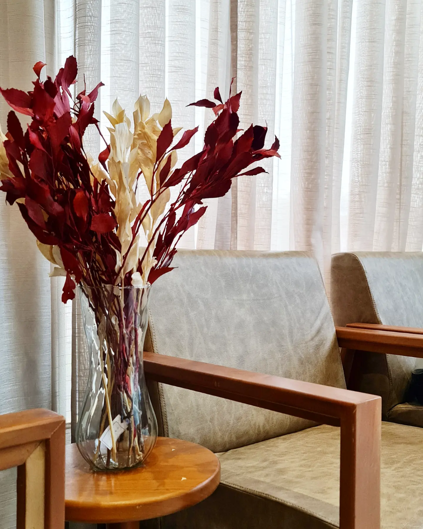 Poltronas e arranjo de flores em um ambiente tranquilo da clínica