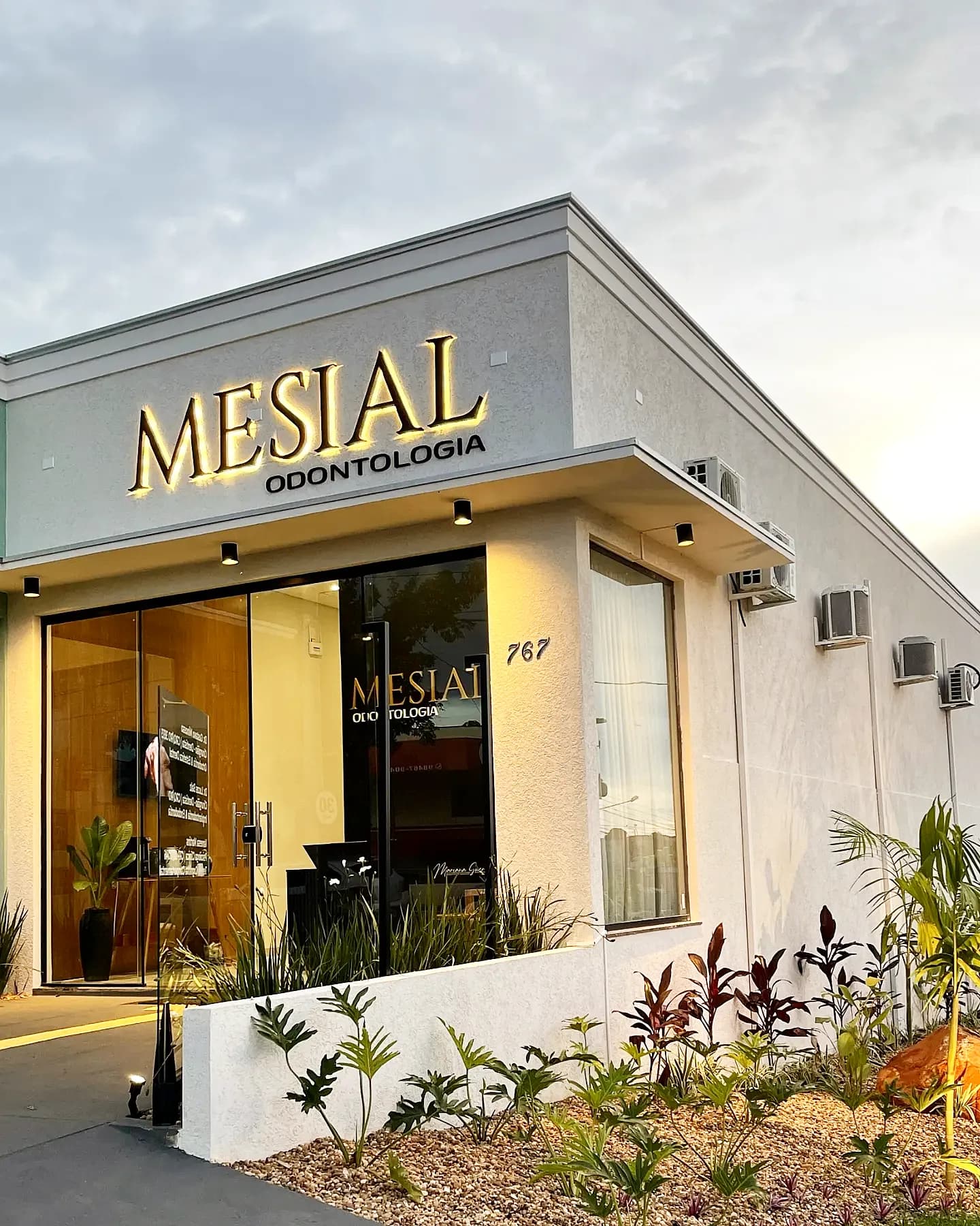Fachada da Clínica Mesial, com o letreiro dourado, na Av. Rio de Janeiro, 767, em Cacoal