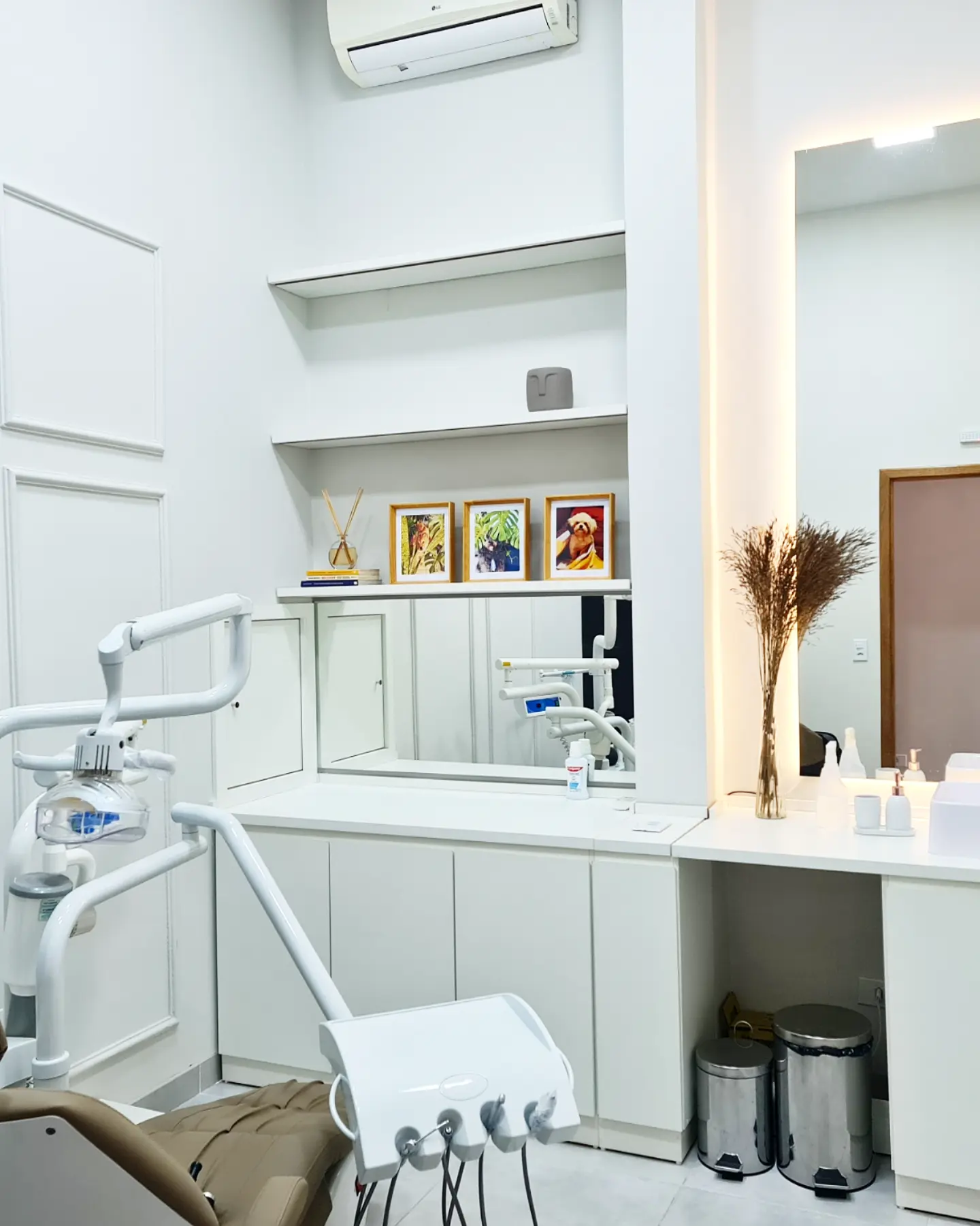 Consultório odontológico da Clínica Mesial, com cadeira e equipamentos